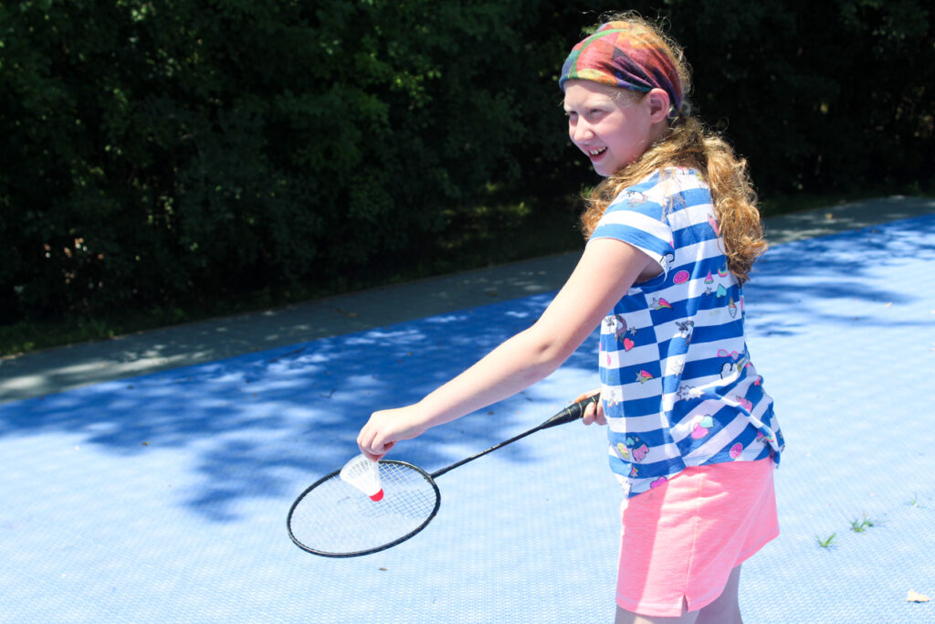 A child playing badmitten.